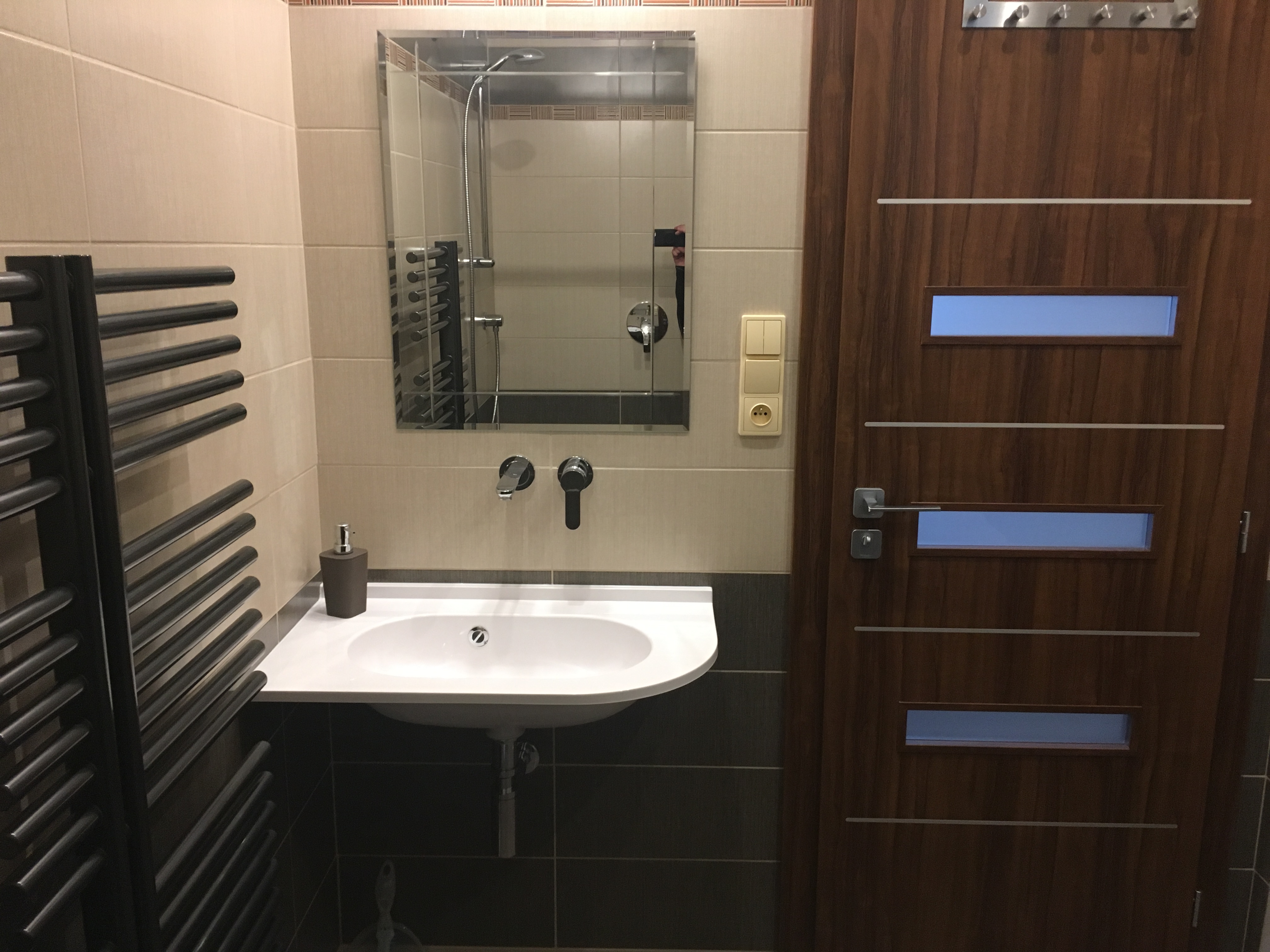 Hnědé apartmá – koupelna
